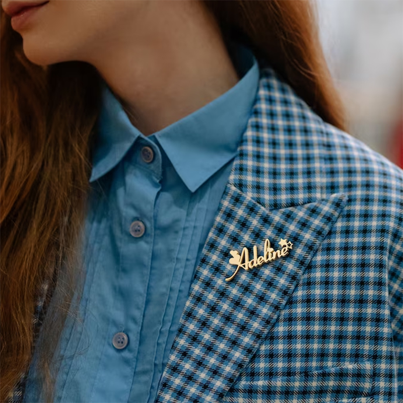 Women Fashion Logo Design - ใหม่ที่กําหนดเองชื่อเข็มกลัดตัวอักษรโลโก้บริษัทป้ายออกแบบภาพ Pins เข็มกลัดสแตนเลสผู้หญิงเครื่องประดับงานแต่งงานของขวัญ